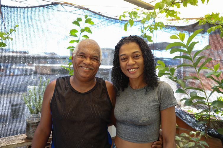 Rio de Janeiro (RJ), 15/01/2026 – O aposentado, Jocimar Martins e sua filha, Fernanda da Silva martins posam para fotografia durante entrevista à Agência Brasil, no Complexo da Penha, na zona norte do Rio de Janeiro. Foto: Tomaz Silva/Agência Brasil
