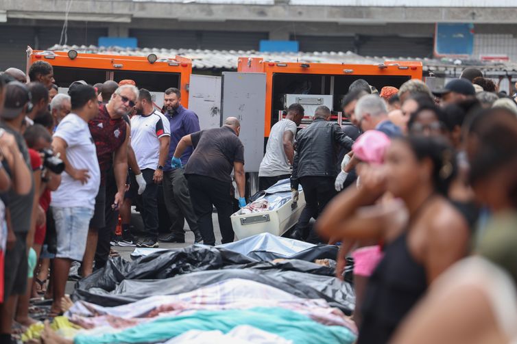 Rio de Janeiro (RJ), 29/10/2025 - Dezenas de corpos são trazidos por moradores para a Praça São Lucas, na Penha, zona norte do Rio de Janeiro. Operação Contenção.
Foto: Tomaz Silva /Agência Brasil