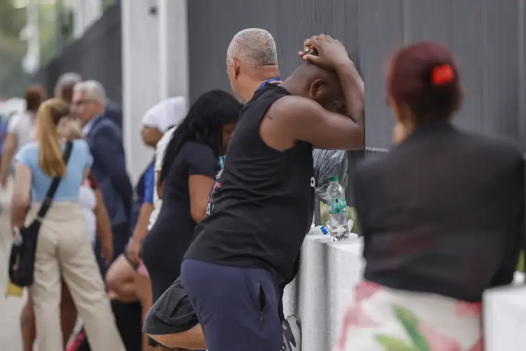 Rio de Janeiro (RJ), 29/10/2025 - Familiares chegam ao Detran para se cadastrar para reconhecimento dos corpos
Após resgate de dezenas de corpos são trazidos por moradores para a Praça São Lucas, na Penha, zona norte do Rio de Janeiro. Operação Contençao.
Foto: Tânia Rêgo/Agência Brasil