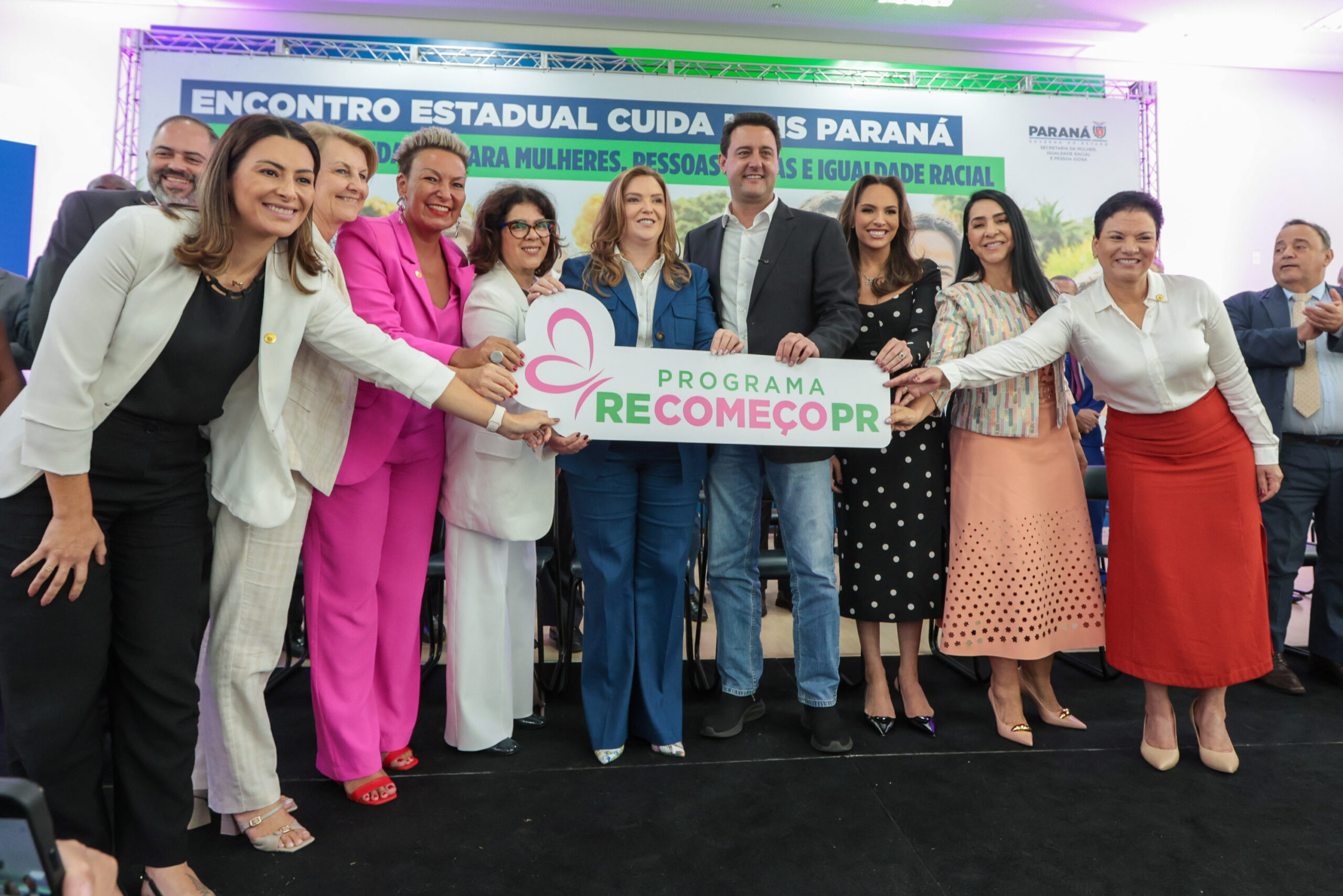Ratinho Junior sanciona nova lei e mulheres vítimas de violência receberão auxílio do Estado