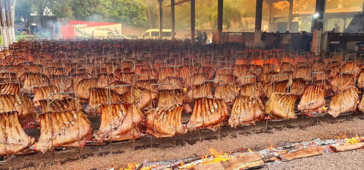 A chama da tradição: Cascavel celebra o maior churrasco fogo de chão do mundo