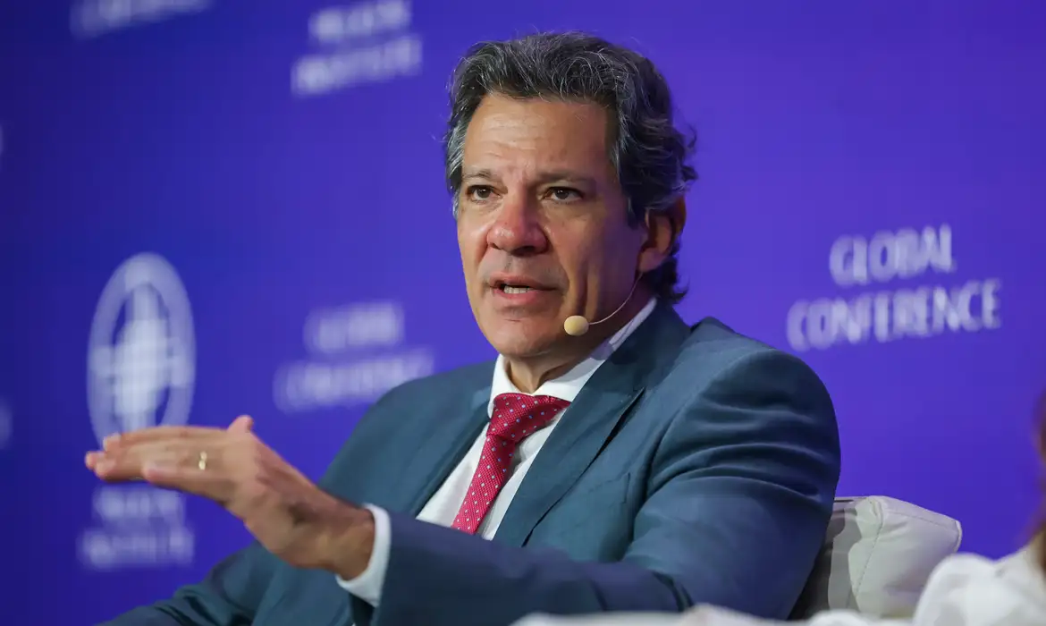 Vale a pena revisar IOF para evitar especulações, diz Haddad