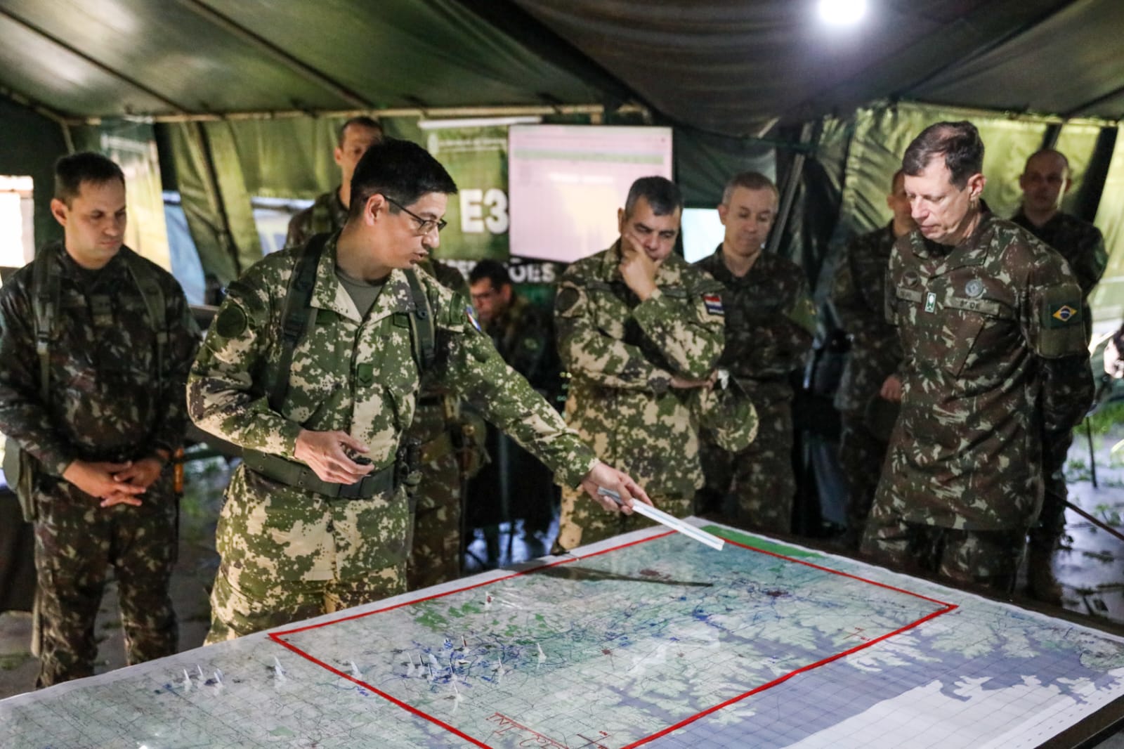 Exército brasileiro e paraguaio atuam juntos em exercício na faixa de fronteira