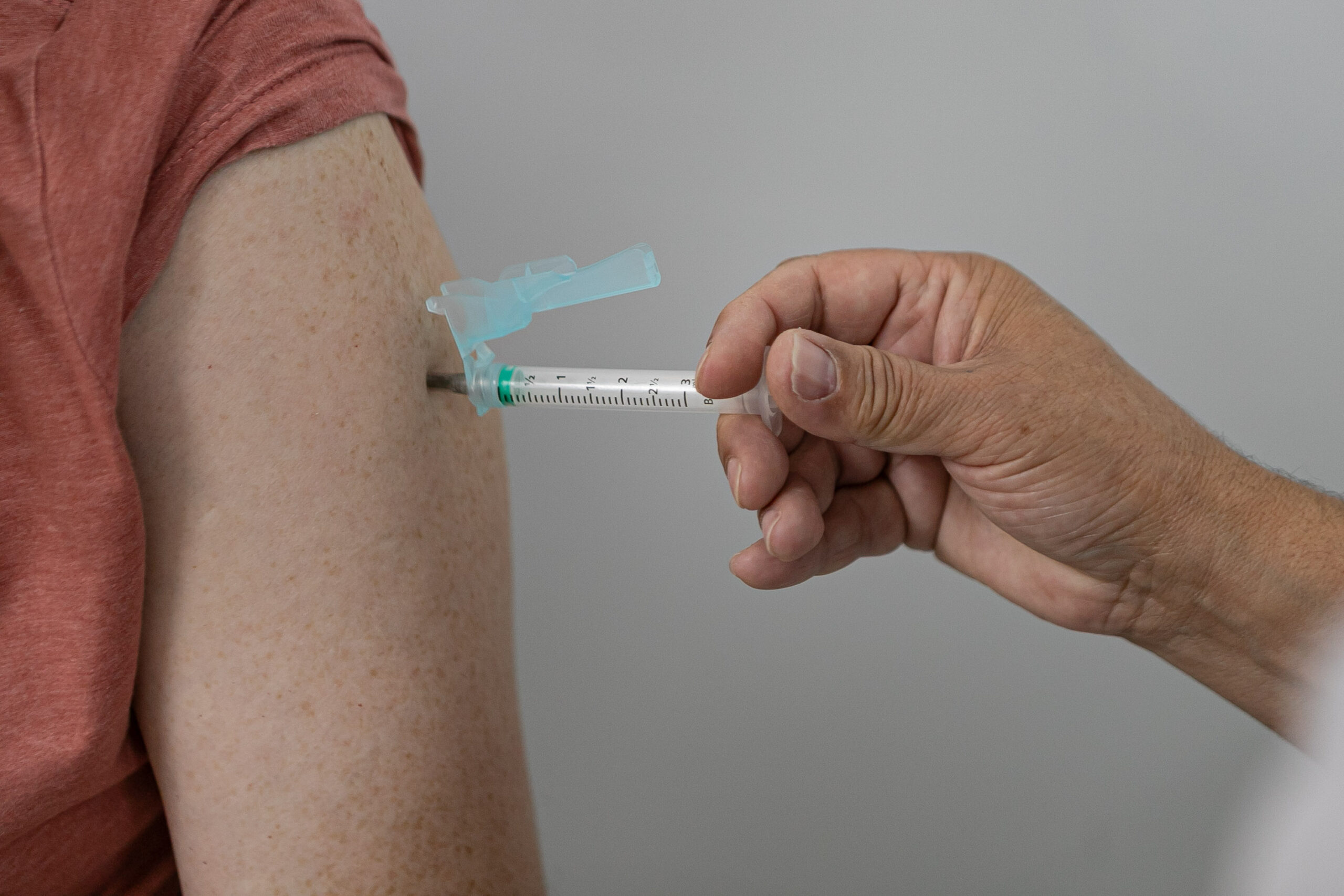 Saúde reforça importância da vacina com circulação de doenças respiratórias no Paraná