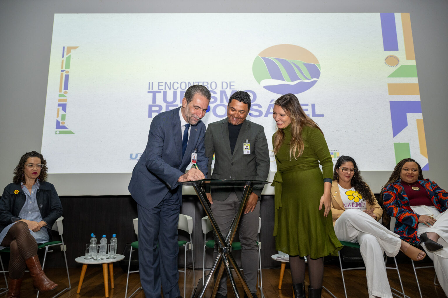 Itaipu assina com Ministério do Turismo Pacto contra exploração sexual de crianças e adolescentes