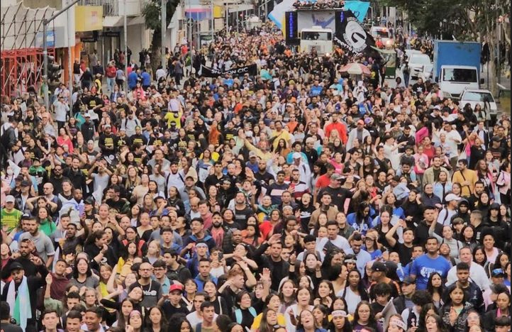 Evangélicos crescem e representam mais de um quarto da população