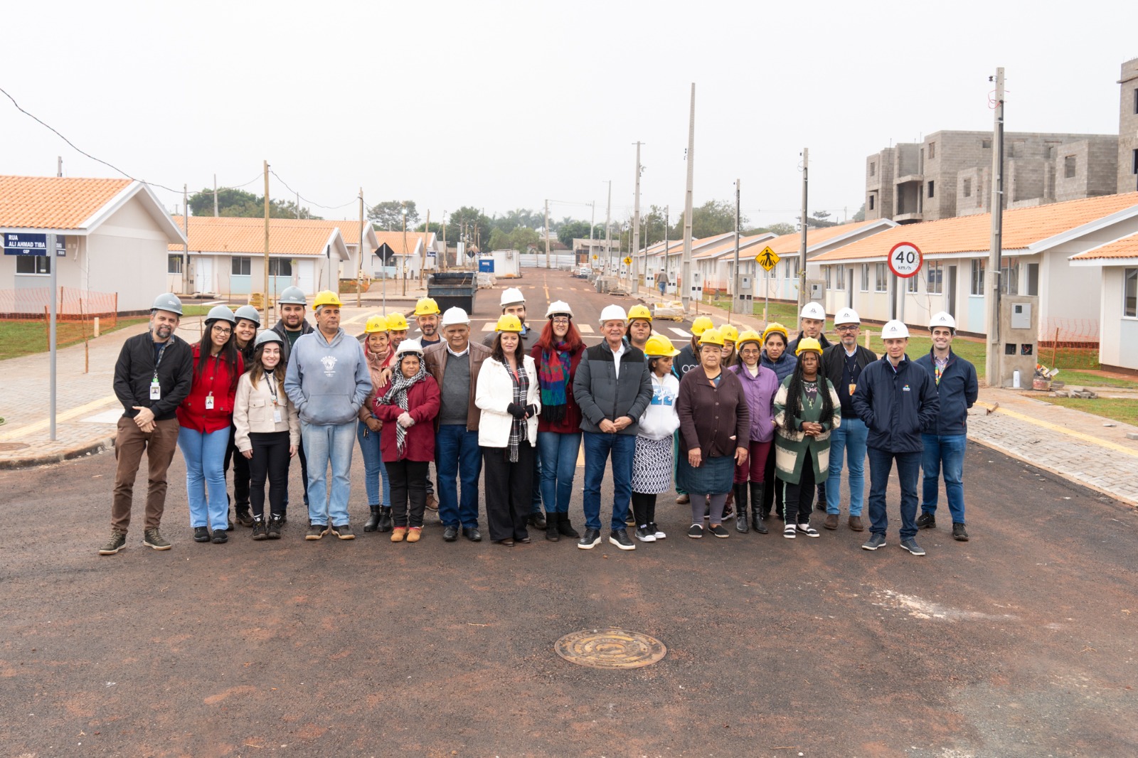 Futuros moradores visitam casas do Projeto Moradias financiado pela Itaipu