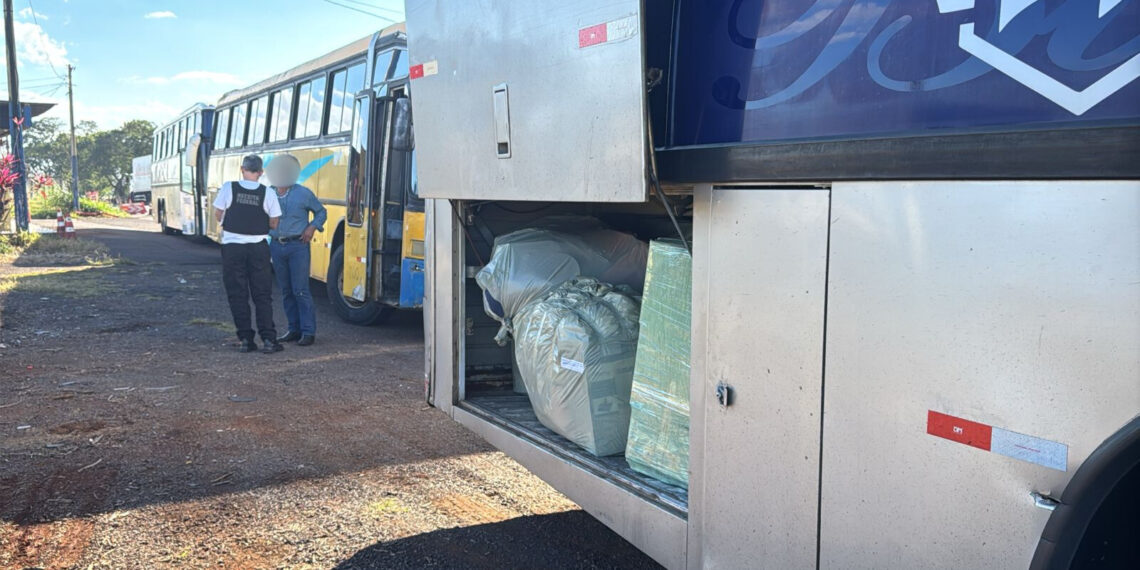 Três Ônibus de Turismo com R$ 830 Mil em Mercadorias São Apreendidos em Operação com Helicóptero