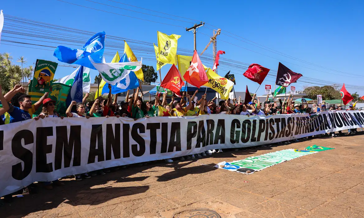 Manifestantes queimam bandeira dos EUA e boneco de Trump em embaixada