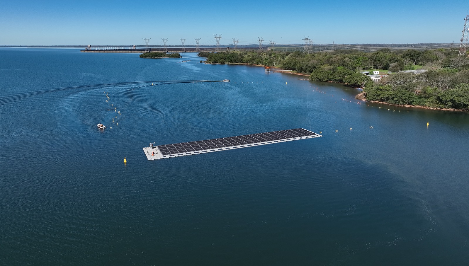 Itaipu inicia montagem da usina solar flutuante no reservatório