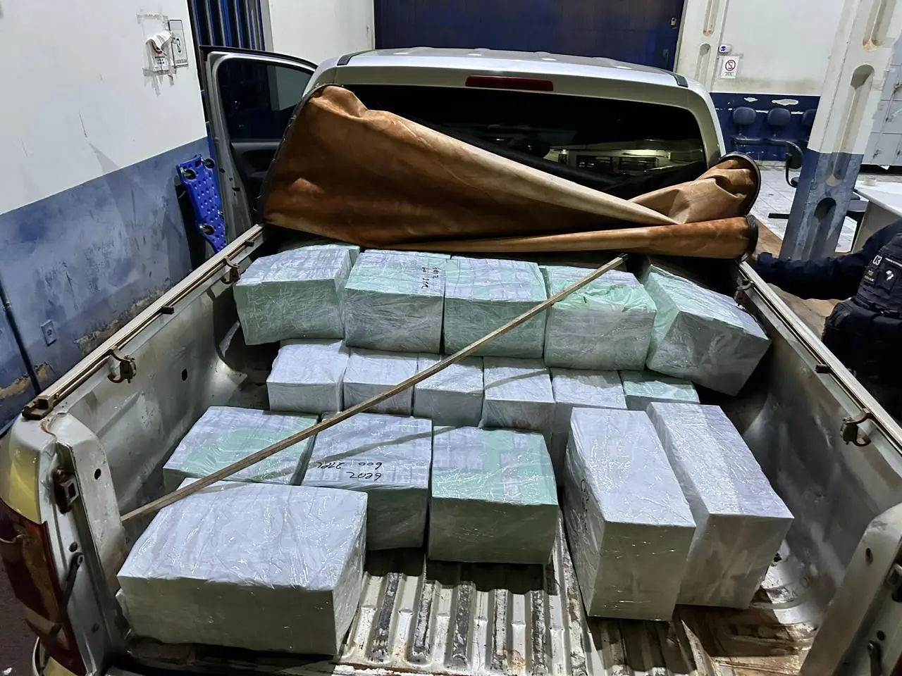 PRF apreende 600 celulares contrabandeados e prende dois homens na BR-277, em Cascavel