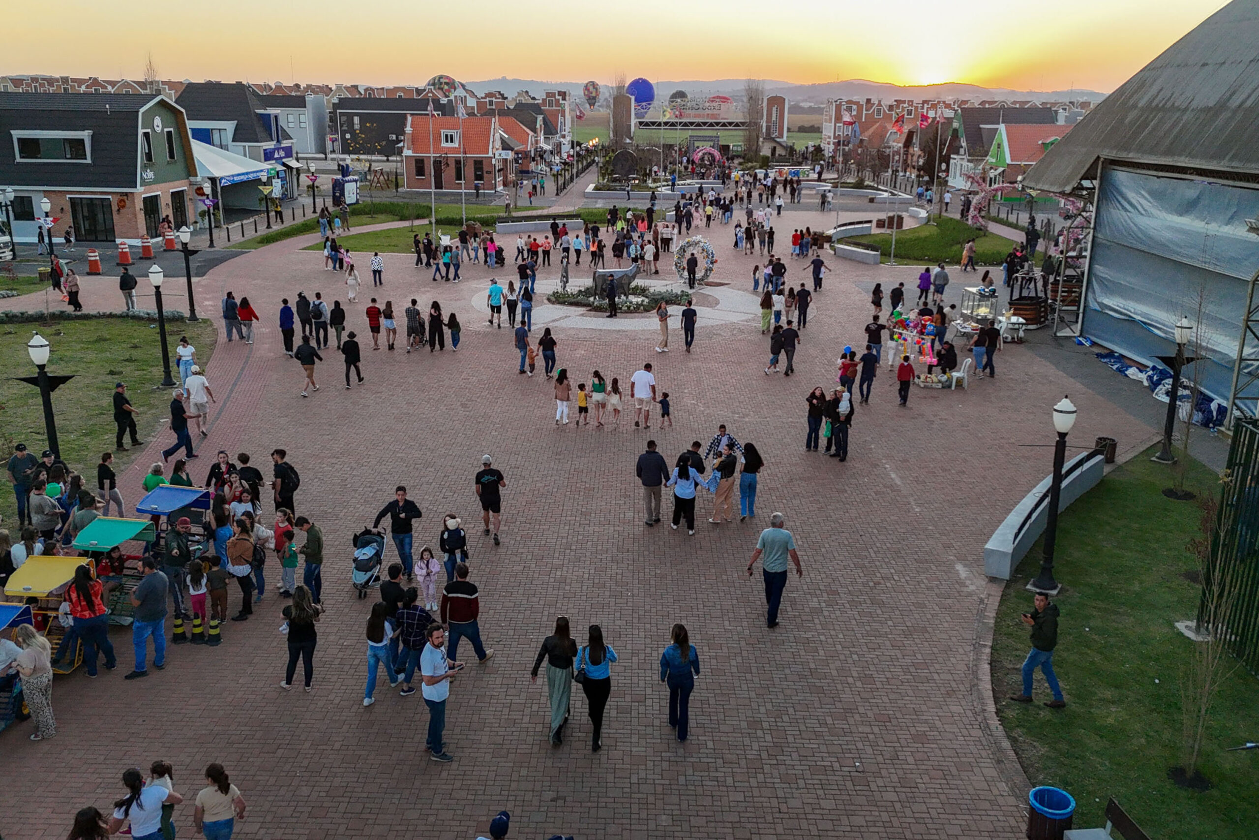 Comida boa, atrações e apresentação com chamas agitam o Festival da Primavera