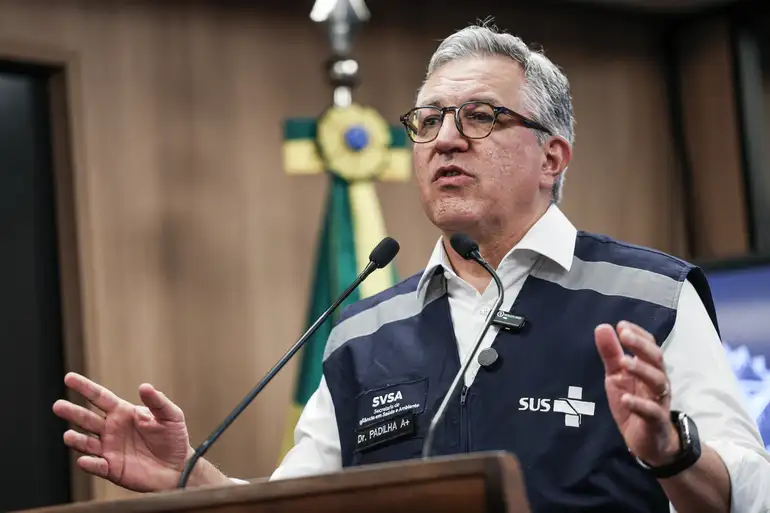 Intoxicação por metanol: casos suspeitos devem aumentar, diz ministro